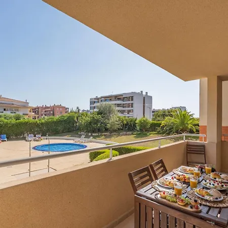 Spacious & Sunny With Pool By Hostwise