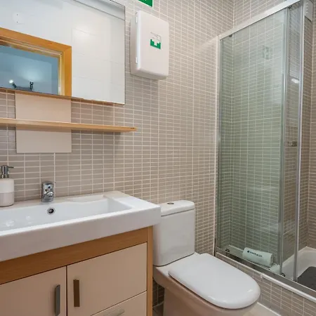 Spacious & Sunny With Pool By Hostwise Apartman