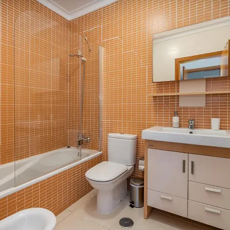 Apartman Spacious & Sunny With Pool By Hostwise