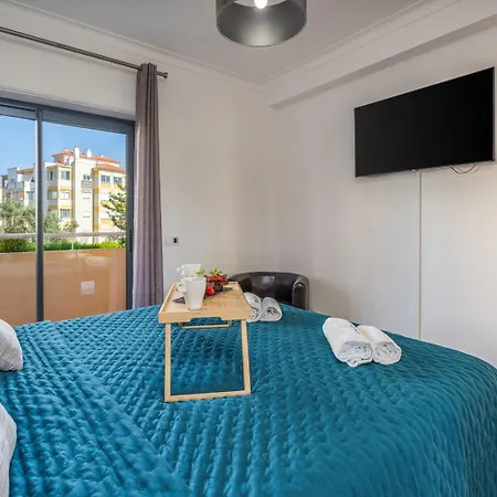 Apartman Spacious & Sunny With Pool By Hostwise *