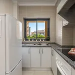 Lägenhet Spacious & Sunny With Pool By Hostwise *