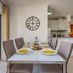 Spacious & Sunny With Pool By Hostwise Lägenhet