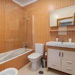 Lägenhet Spacious & Sunny With Pool By Hostwise