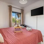 Spacious & Sunny With Pool By Hostwise Lägenhet Portimão