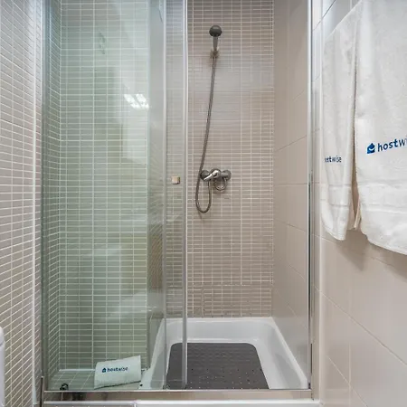 Spacious & Sunny With Pool By Hostwise 公寓 *