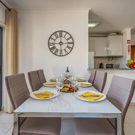 Spacious & Sunny With Pool By Hostwise Apartament