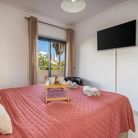 Spacious & Sunny With Pool By Hostwise Apartament Portimão