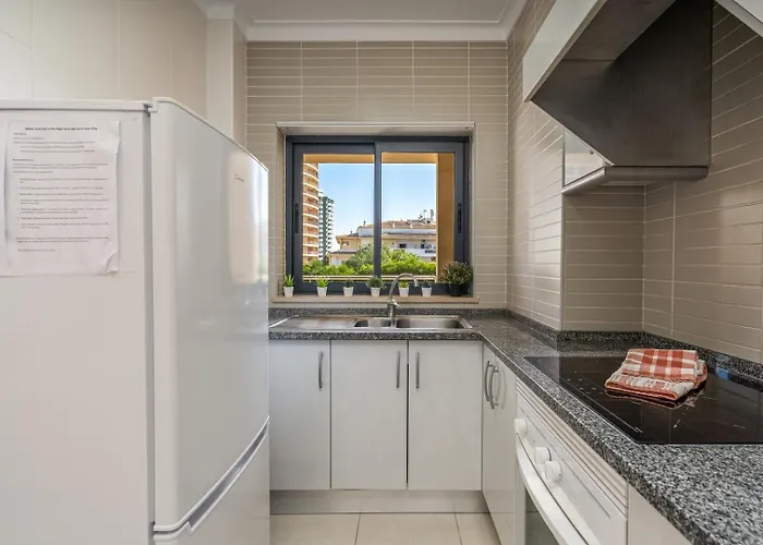 Apartamento Spacious & Sunny With Pool By Hostwise *