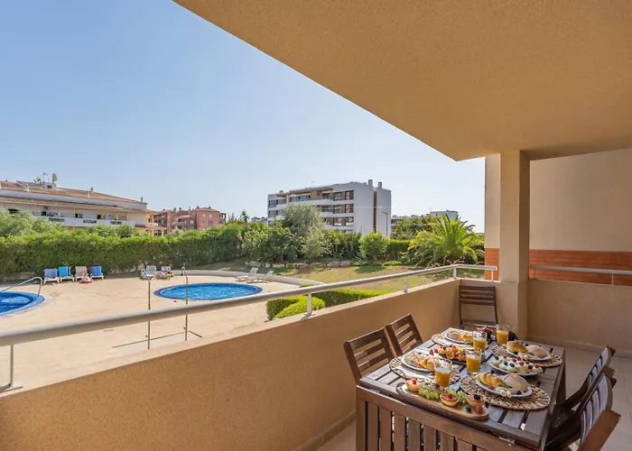 Spacious & Sunny With Pool By Hostwise