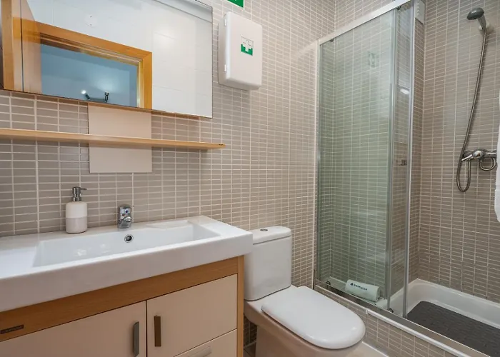 Spacious & Sunny With Pool By Hostwise Apartamento