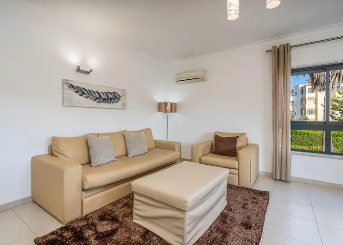 Spacious & Sunny With Pool By Hostwise *