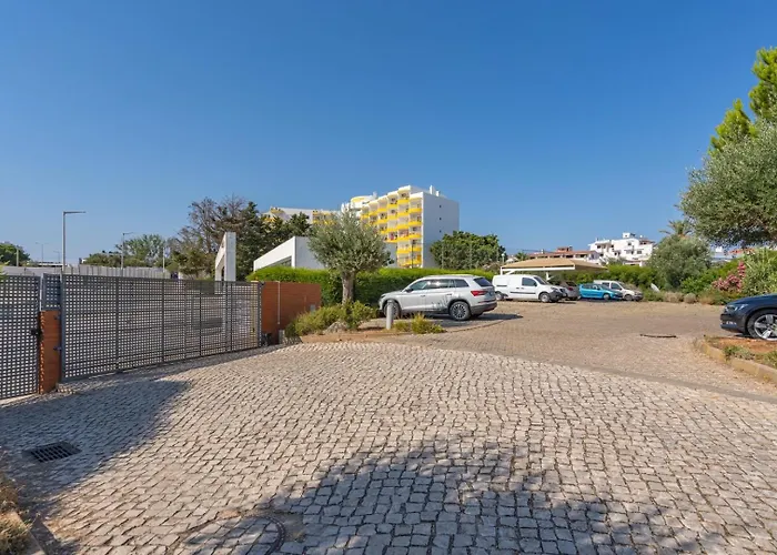 Spacious & Sunny With Pool By Hostwise Portimão