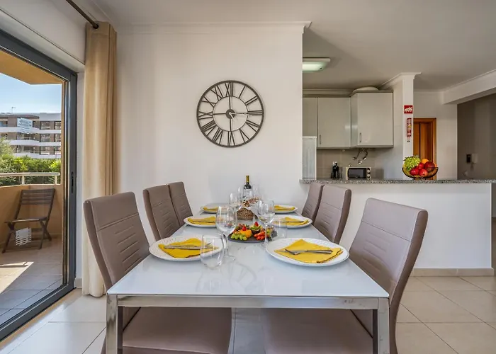 Spacious & Sunny With Pool By Hostwise Apartamento