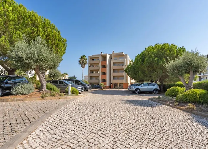 Spacious & Sunny With Pool By Hostwise Apartamento