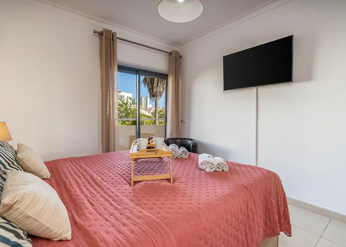 Spacious & Sunny With Pool By Hostwise Apartamento Portimão