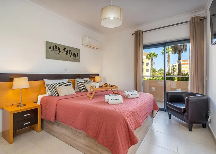 Spacious & Sunny With Pool By Hostwise Portimão