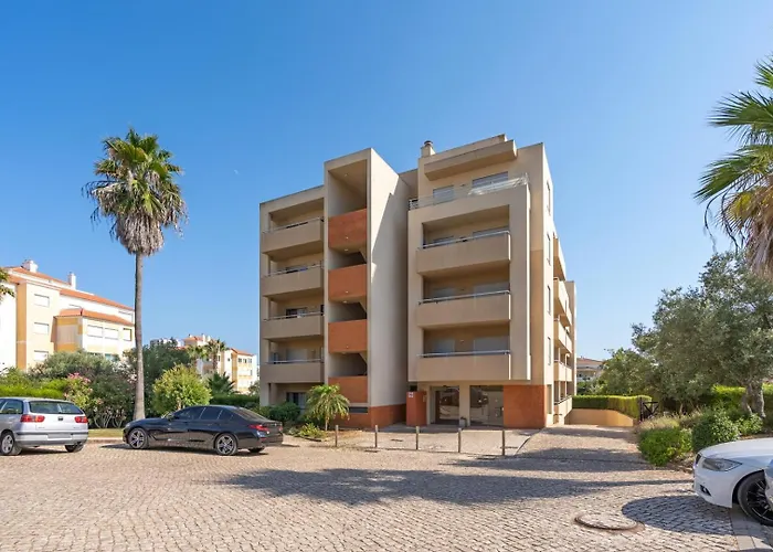 Spacious & Sunny With Pool By Hostwise