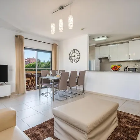 Spacious & Sunny With Pool By Hostwise * 포티마오